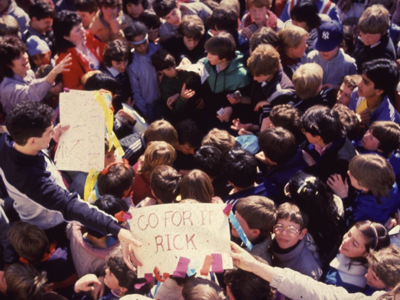 Le 21 mars 1985, Rick Hansen tout juste avant le départ du Oakridge Centre.