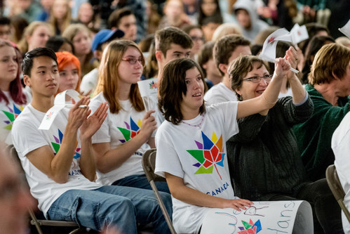 Students welcome Rick Hansen from the audience 